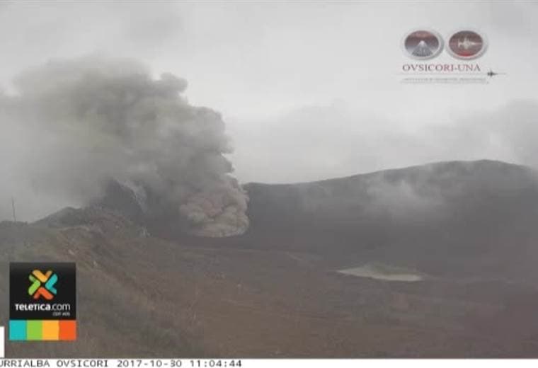 Volcán Turrialba ha tenido varias erupciones durante el día