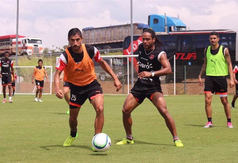 Luis Sequeira y Jonathan McDonald, jugadores de Liga Deportiva Alajuelense. 