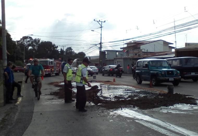 Bomberos limpian peligroso derrame de aceite sobre carretera en El Alto de Guadalupe