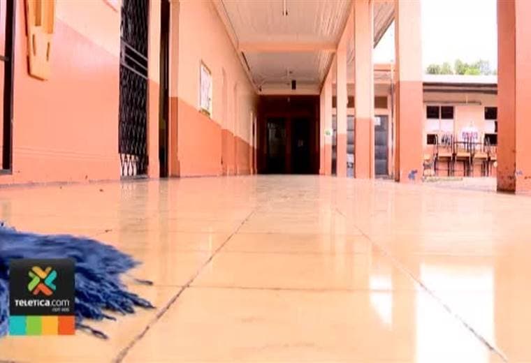 Investigan conserje por tener relaciones sexuales con alumno