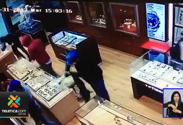 Video de cámara de seguridad capta asalto a joyería en Multiplaza Escazú