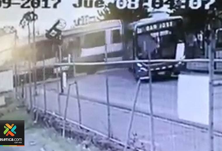 Video capta choque entre tren y bus en San José