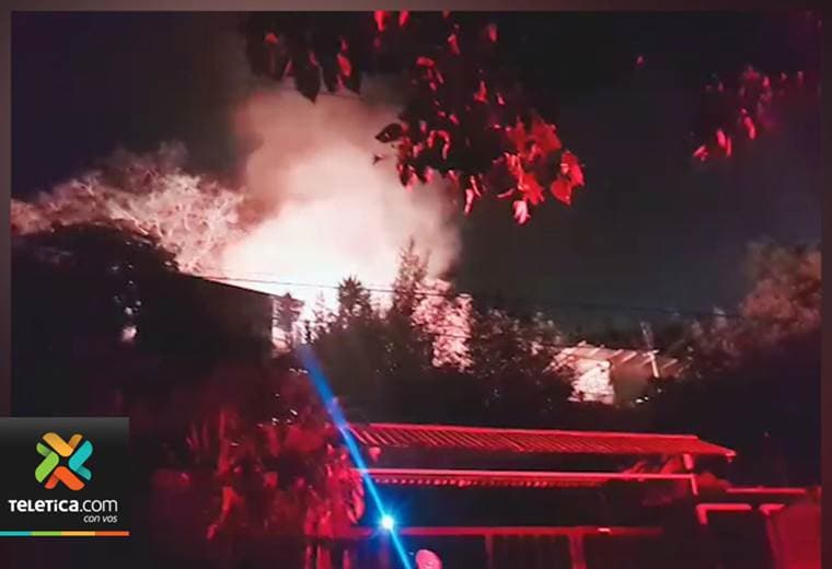 Incendio consumió tres casas en Tirrases de Curridabat