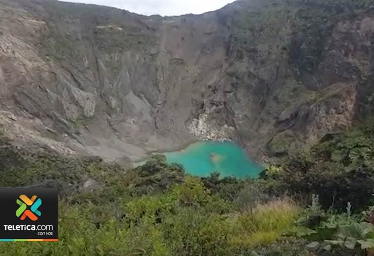 Volcanes Irazú y Turrialba dejan ver sus lagunas de color turquesa