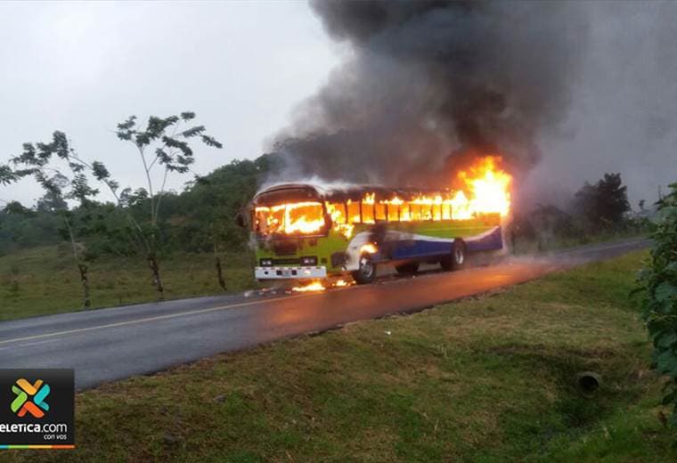 Autobús en llamas en Siquirres