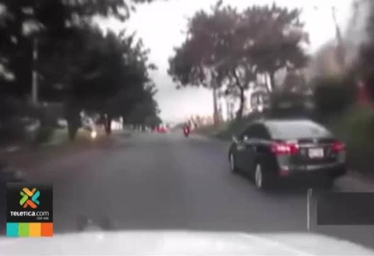 Conductor por poco atropella a una mujer y a una niña que cruzaron la Circunvalación