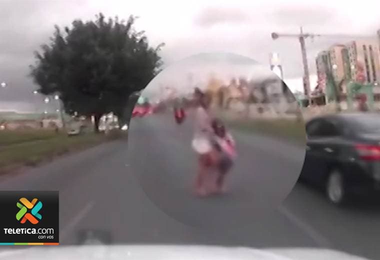 Conductor por poco atropella a una mujer y a una niña que cruzaron la Circunvalación