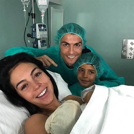 Cristiano Ronaldo anunció en redes sociales el nacimiento de su hija Alana.| Twitter
