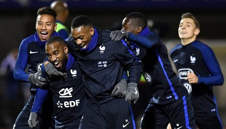 Los futbolistas franceses durante el entrenamiento de su selección.