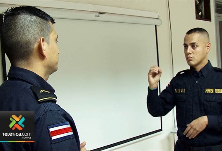 Policías aprenden el lenguaje de lesco para una mejor comunicación