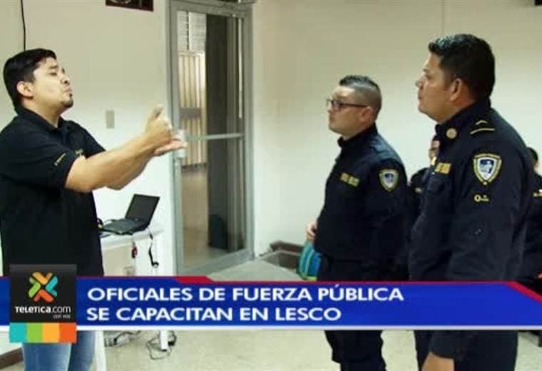Policías aprenden el lenguaje de lesco para una mejor comunicación
