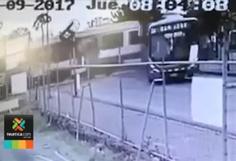 Bomberos entrenan para atender accidentes que involucran al tren