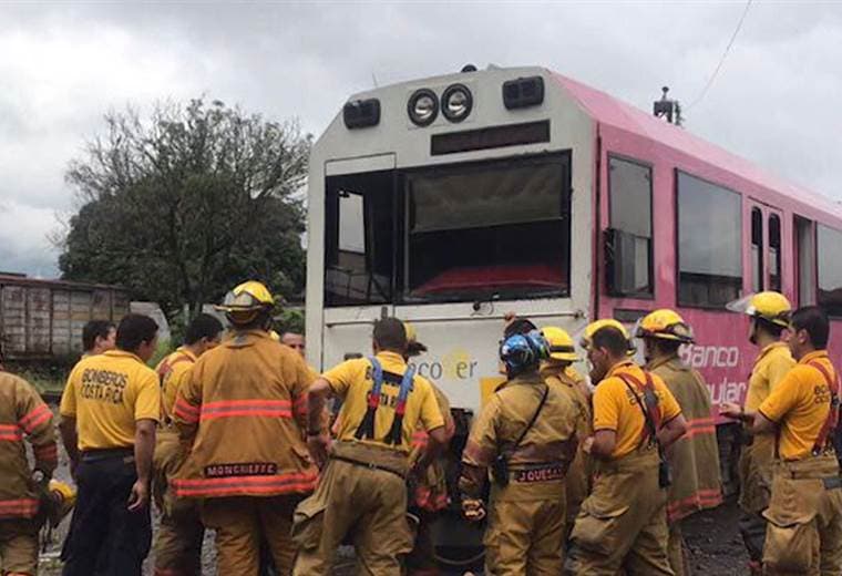 Bomberos entrenan para atender accidentes que involucran al tren