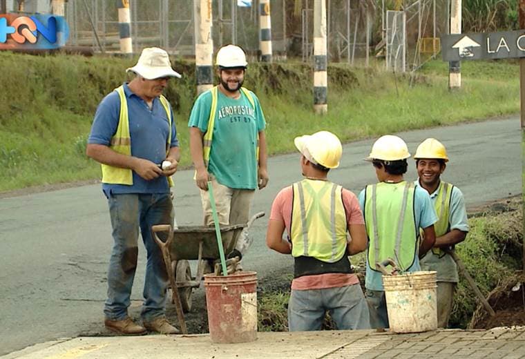  Hace más de seis meses un grupo de valientes trabajadores inició el cambio en la tubería que abastece de agua potable la comunidad de San Isidro de Grecia, una labor que realiza la ASADA de la comunidad.