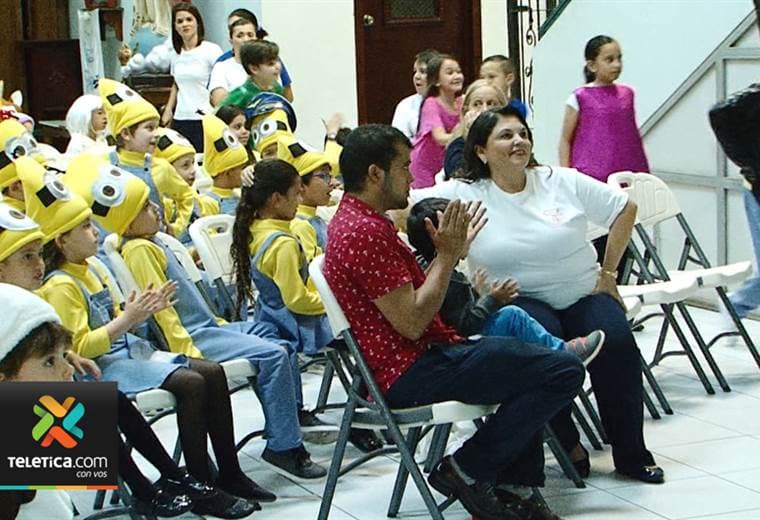 Centro educativo Santa María "adoptó" a familia de siameses