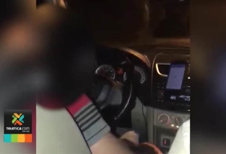 Video muestra aparente agresión de un chofer de Uber a una usuaria