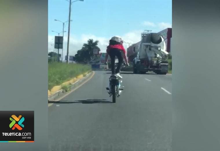 Hombre arriesgó su vida al hacer maromas en carretera con motocicleta sin placa