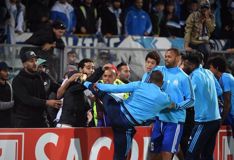Patrice Evra lanza una patada a un aficionado del Marsella.|Foto tomada de L' Equipe
