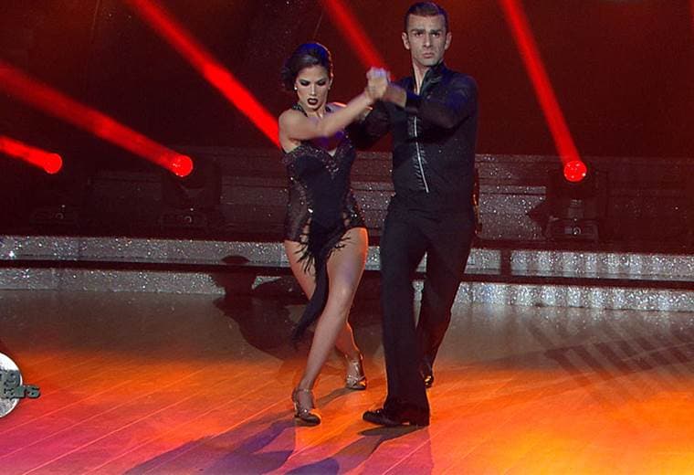 Víctor Carvajal se desarmó en la pista de Dancing With The Stars con una cha cha y un tango
