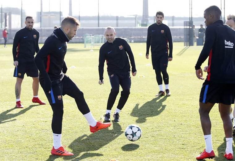 Jordi Alba e Iniesta durante el entrenamiento del Barcelona.|Barcelona Facebook