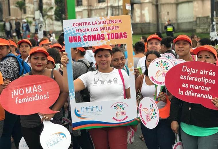 Personas marchan en San José contra la violencia hacia las mujeres