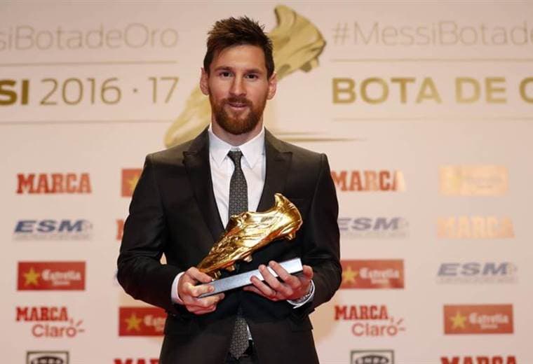 Lionel Messi recibió la Bota de Oro como máximo goleador de la temporada 2016/2017 en las ligas europeas.