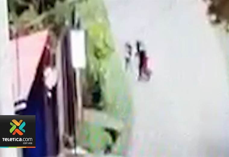 Video muestra momento en el que una joven es asesinada para robarle sus pertenencias en Alajuelita