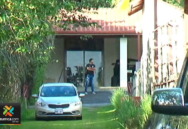 Juan Carlos bolaños es llevado a una propiedad en Atenas