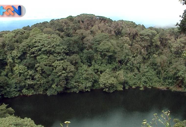 Si usted es amante de la aventura, la naturaleza y las bellezas que esconden las montañas de nuestro país, esta opción de paseo en el cantón de Barva le podría interesar. Nos fuimos de recorrido por los senderos del volcán Barva hasta uno de sus principales tesoros, como lo es la laguna, ubicada en el propio cráter.