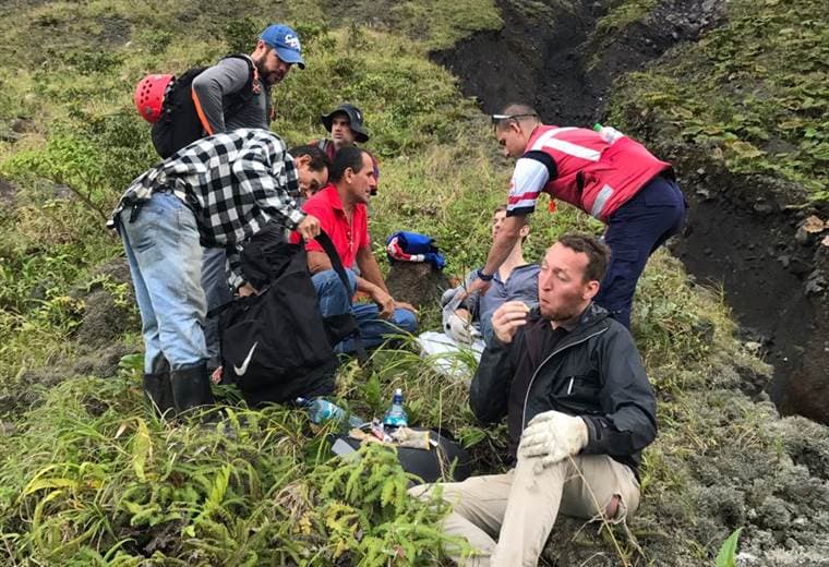 Socorristas rescatan 4 personas que sufren accidente en cráter del volcán Arenal