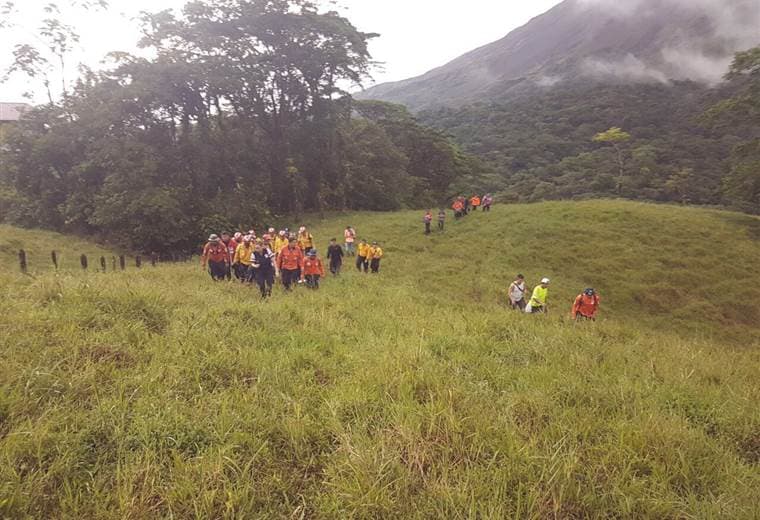Rescatan a turista accidentado en la cima del volcán Arenal