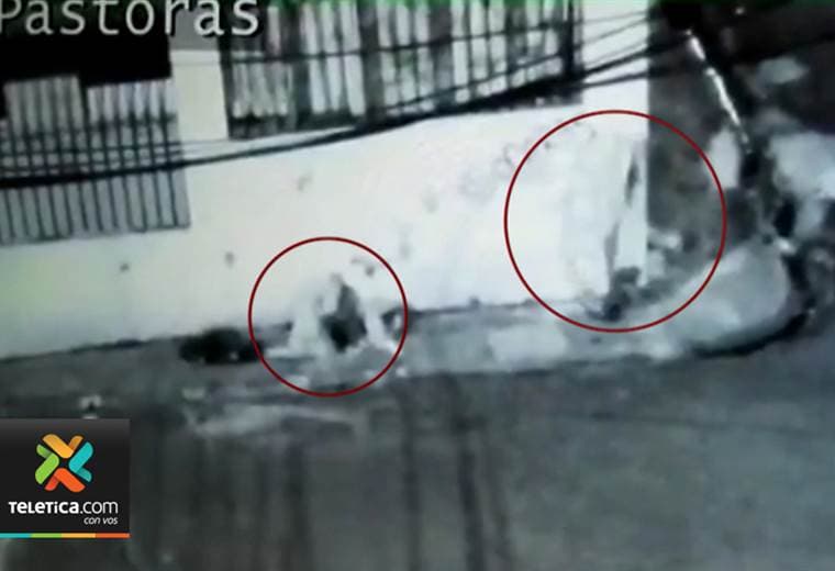 Dos hombres tacharon un carro en Heredia vestidos de fantasmas