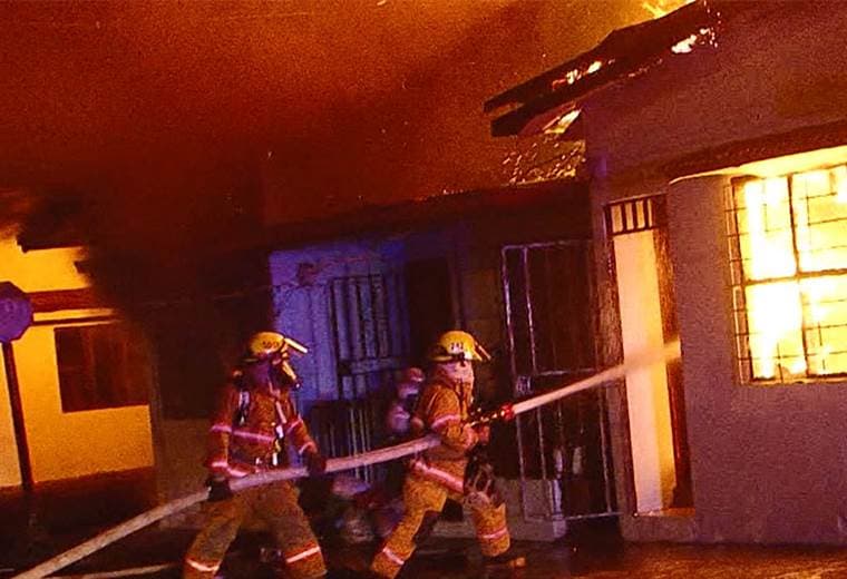Incendio consume cuatro casas en San José y 22 personas lo pierden todo