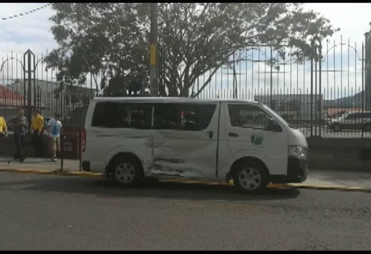 Choque y vuelco en San Ramón. Video cortesía de Ahora Las Noticias