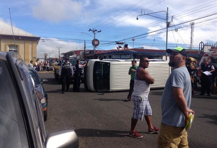 Vuelco de buseta en San Ramón
