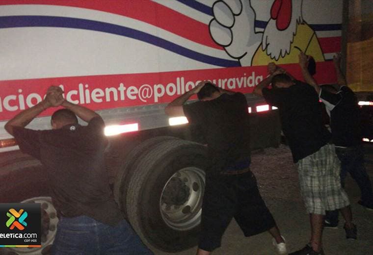 Detenidos 7 sujetos sospechosos de asaltar camión con pollo en Barranca