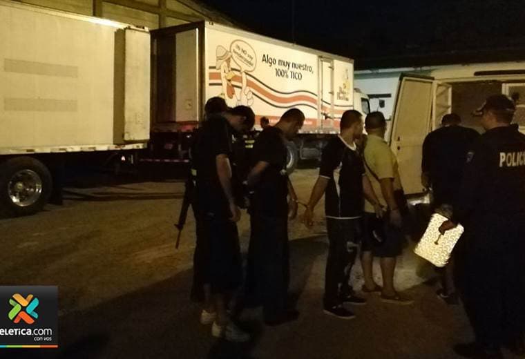 Detenidos 7 sujetos sospechosos de asaltar camión con pollo en Barranca