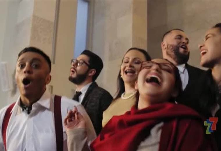Dieciocho cantantes unidos en un coro interpretan "El tamborilero", el nuevo villancico y video musical de Laus Deo, el cual se estrenó el jueves pasado.