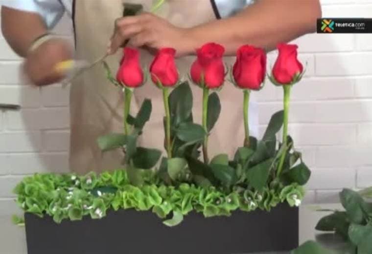 Le enseñamos a elaborar sellador de maquillaje a base de cremas de rosas