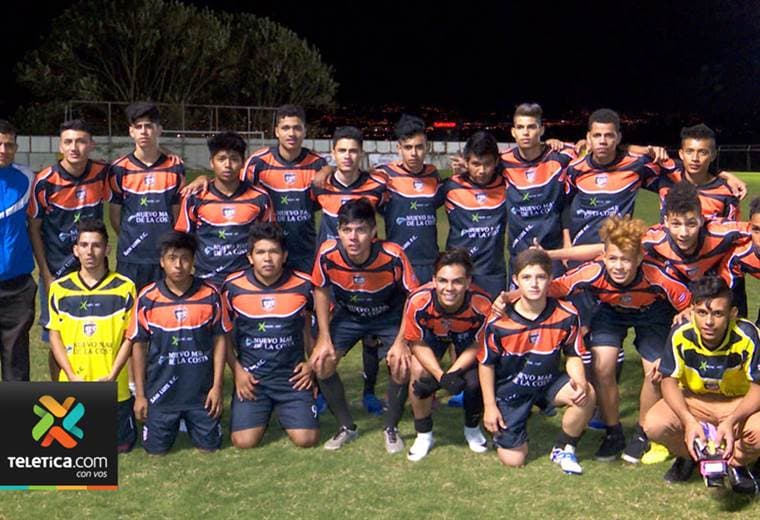 Jóvenes de Paso Canoas cumplieron su sueño de conocer la capital y jugar un partido de fútbol