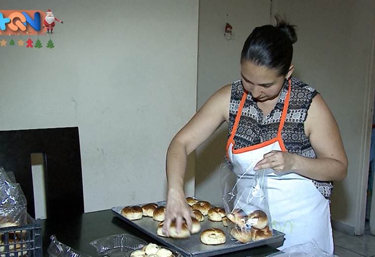 A Doña Hazel y su padre es común verlos por las calles de Guadalupe. Vendiendo el famoso pan casero y pan de canela.