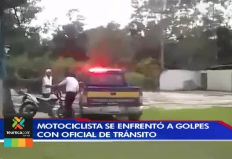 Video capta pelea entre oficial de Tránsito y motociclista en la Zona Sur por decomiso de moto