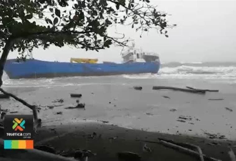Minae volverá a inspeccionar barco encallado en playa Manzanillo por riesgo ambiental