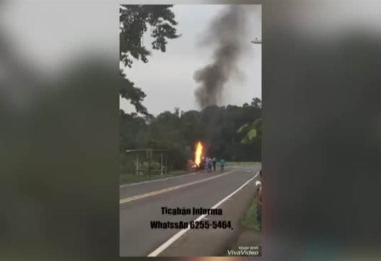 Motociclista quema moto antes de que sea decomisada por Transito