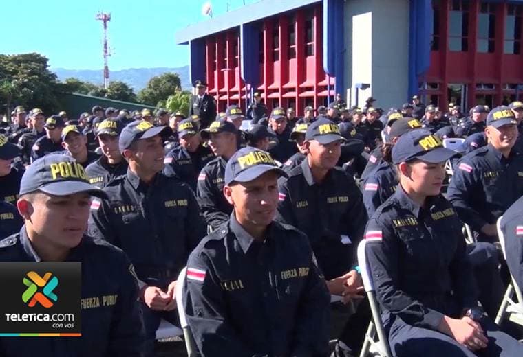 Más de 250 personas se graduaron de policías este viernes