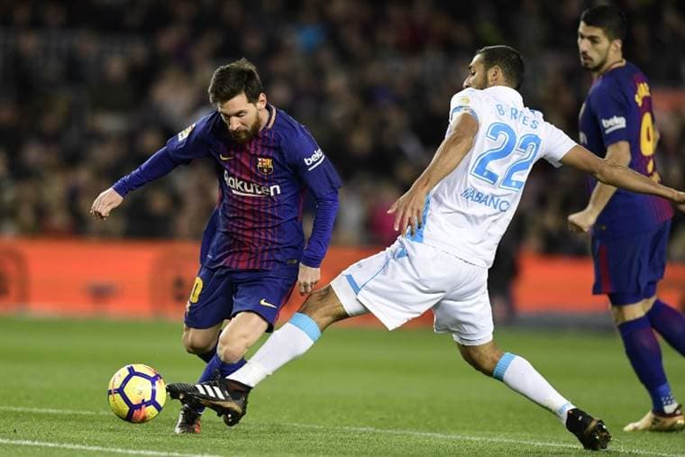 Celso Borges marca al argentino Lionel Messi ante la mirada de Luis Suárez.|AFP