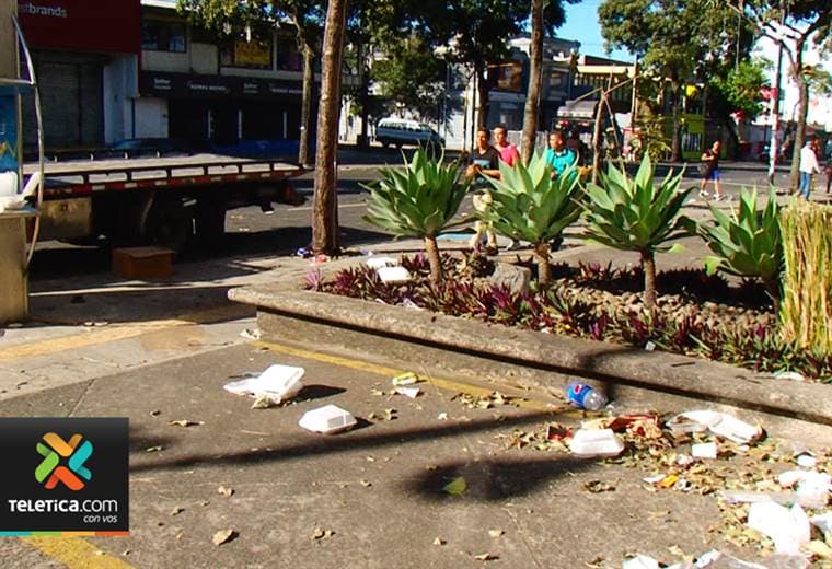 Asistentes al Festival de la Luz dejaron toneladas de basura en las calles