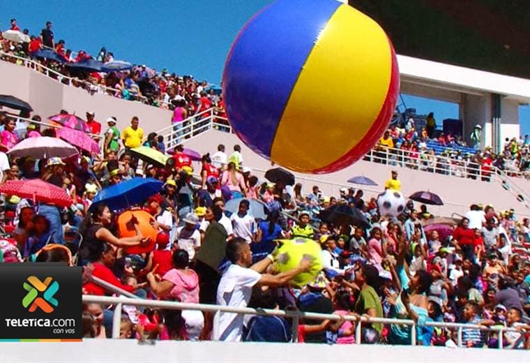 35.000 niños celebraron en el Estadio Nacional la tradicional fiesta de navidad