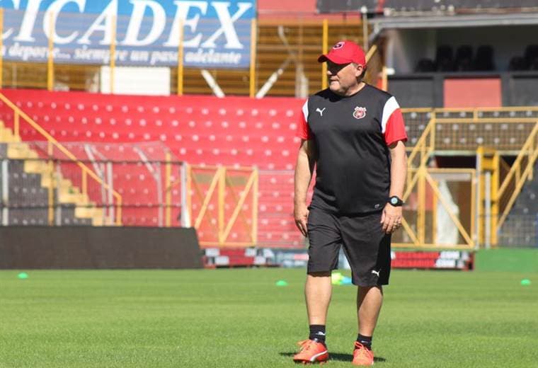 Rubén Israel técnico de Alajuelense junto al preparador Nicolás Dos Santos.|lda.cr