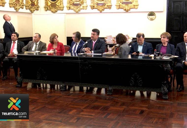 3 ministros y el director de la DIS aseguran que diputados del informe del cemento chino mienten